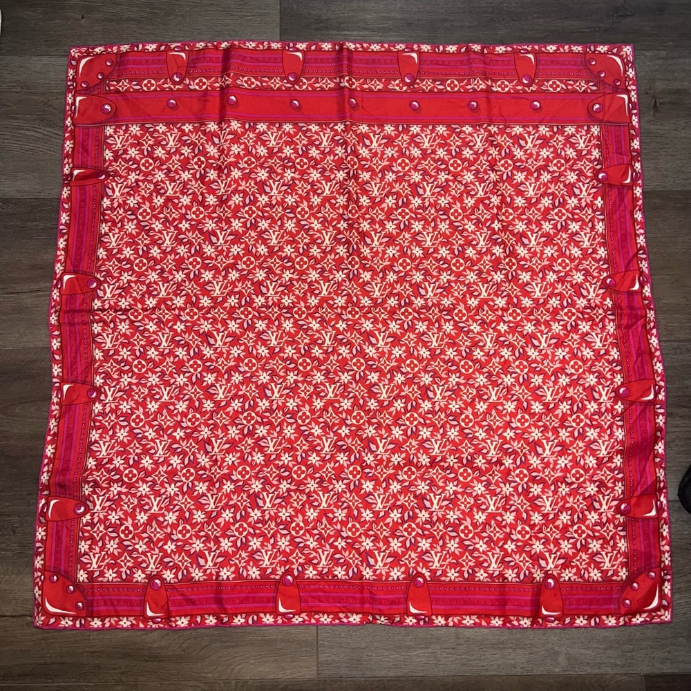 Louis Vuitton beautiful silk scarf - Picture 2 of 5